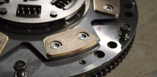 Czy przy wymianie sprzęgła trzeba wymienić olej w skrzyni biegów?