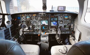 Czym okleić kokpit samochodu?