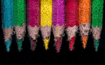 Jak pozbyć się powietrza z pod naklejki?