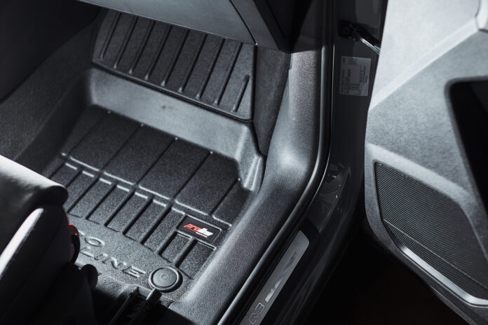Jak czyścić i pielęgnować dywaniki samochodowe